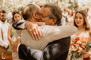 Abraço emocionante entre sogro e genro. (Foto: Ste Gomes Fotografia)
