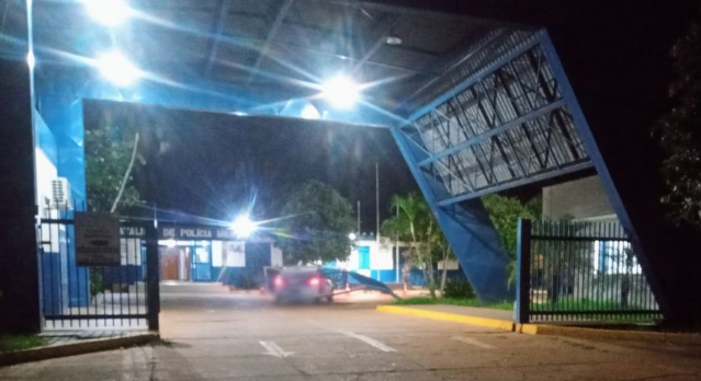 Em surto e nu, radialista &eacute; preso ap&oacute;s invadir Batalh&atilde;o da PM com carro roubado 
