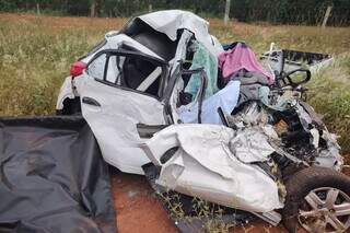 Renault Kwid, onde família estava, ficou destruído após colisão. (Foto: Rio Pardo News)