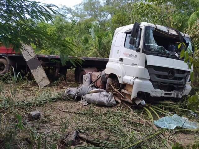 Carreta fica destru&iacute;da ap&oacute;s motorista perder controle da dire&ccedil;&atilde;o na BR-262