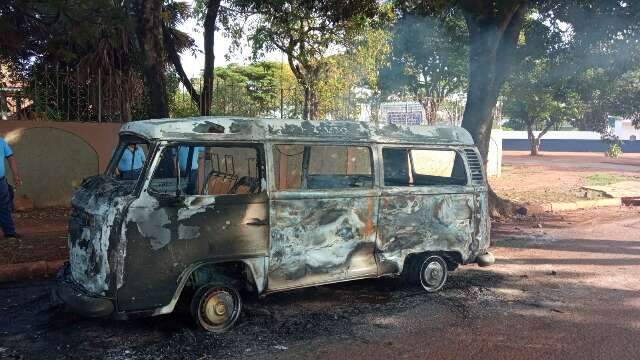 Dois carros s&atilde;o incendiados na fronteira de MS com Paraguai em 12 horas