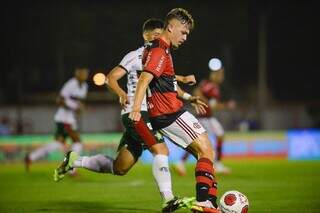 L&aacute;zaro marca duas vezes e garante vit&oacute;ria do Flamengo sobre a Portuguesa