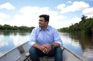 Diego Carcará durante passeio de barco no Rio Dourados; vereador está preso. (Foto: Reprodução)