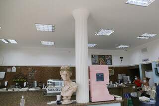 El busto griego se insertó en la decoración del espacio junto a la columna.  (Foto: Paul François)
