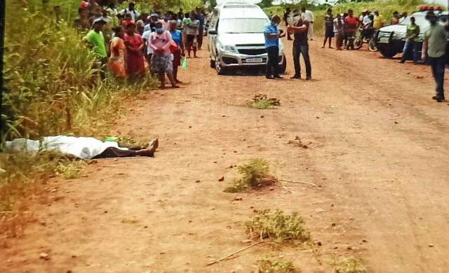 Homem &eacute; morto em estrada com 3 golpes de faca durante briga