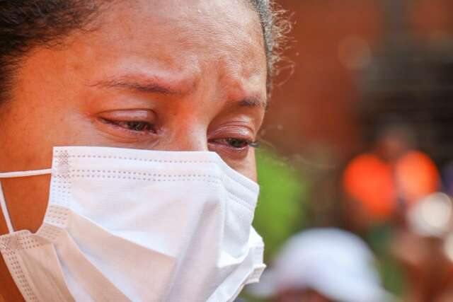 Em vel&oacute;rio, irm&atilde; de morto por companheira contesta humilha&ccedil;&otilde;es