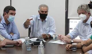 À esquerda, Eduardo Riedel (PSDB), Reinaldo Azambuja (PSDB) ao centro e o secretário da Semagro, Jaime Verruck à direita. (Foto: Arquivo/MS) 