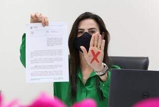 Deputada estadual Mara Caseiro (PSDB) mostrando lei do sinal vermelho. (Foto: Victor Chileno)