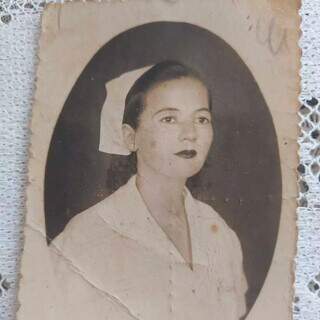 Foto de 1951, quando formou-se enfermeira obstétrica, na Maternidade Cândido Mariano. (Foto: Arquivo Pessoal)