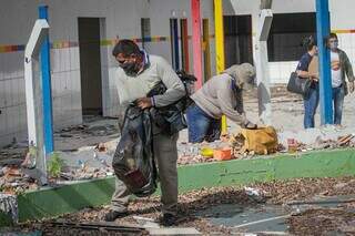 Servidores da Sesau e Sisep realizaram trabalho de limpeza nesta manhã, em prédio da Omep, no Bairro Tiradentes. (Foto: Marcos Maluf)