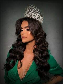 Manuh com a coroa do Miss Beleza T Mato Grosso do Sul. (Foto: Arquivo Pessoal)