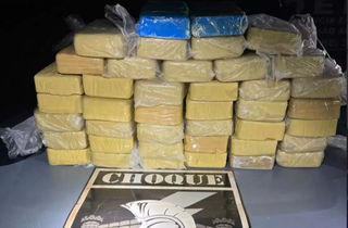 Cocaína estava em caixas no quintal de imóvel no Bairro São Conrado. (Foto: BPM Choque)