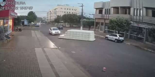 Piscina &quot;voa&quot; e para no meio da rua durante temporal com ventos de 80 km/h 