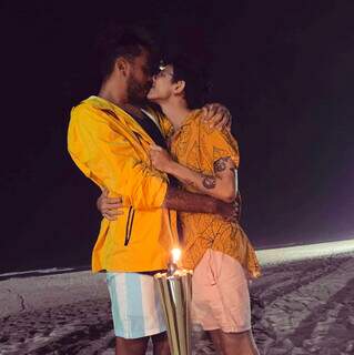 Paulo e Alberto em beijaço após &#34;sim&#34; emocionante na praia. (Foto: Arquivo Pessoal)
