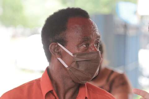 Morador de chácara com 64 anos aproveita “busão” para tomar a 1ª dose
