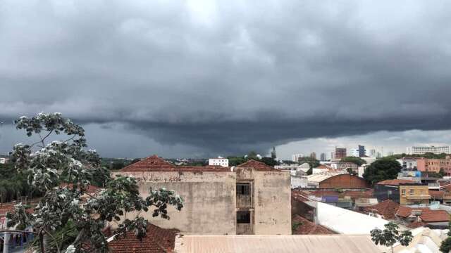 C&eacute;u fechado anuncia chegada de temporal previsto para Campo Grande