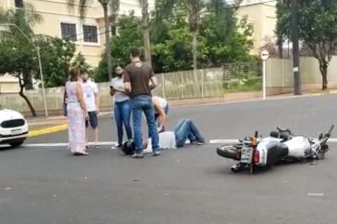 Motorista fura sinal e atinge motociclista na Avenida Mato Grosso 