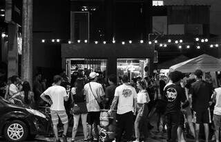 Pessoas na frente do bar durante inauguração. (Foto: Bruna Carvalho)