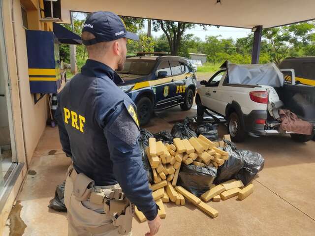Foragida fura bloqueio, &eacute; perseguida e presa com quase meia tonelada de maconha