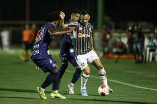 Jogador do Fluminense cercado pelos rivais. (Foto: Lucas Merçon/FFC)