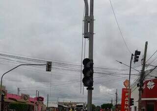 Semáforo desligado na avenida Tancredo Neves, no bairro Aero Rancho. (Foto: Direto das Ruas)