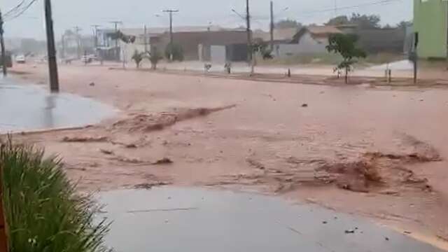 Temporal faz avenida virar &quot;rio&quot; de &aacute;gua barrenta e assusta moradores