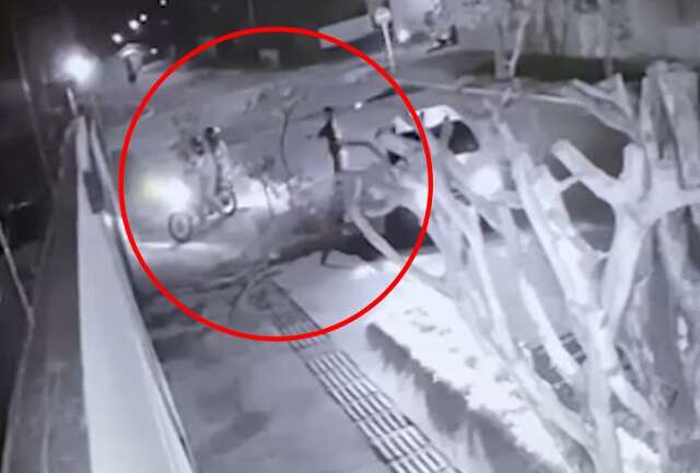C&acirc;meras flagram assalto a casal e bandidos fugindo com moto no Jardim Moren&atilde;o