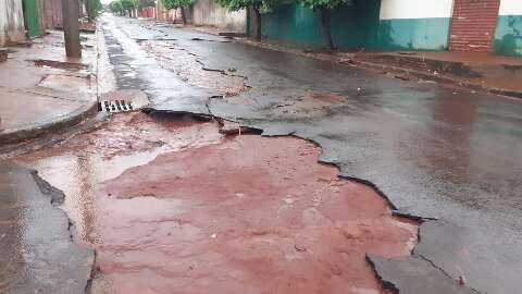 Chuva de uma hora arranca asfalto de rua em Nova Andradina