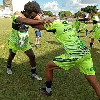 Jogadores do Dourados aquecem em treino de preparação para o Estadual (Foto: Gabriel Orriz/DAC)