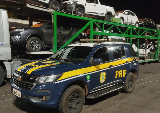 Dois carros roubados s&atilde;o apreendidos em caminh&atilde;o cegonha na BR-262 