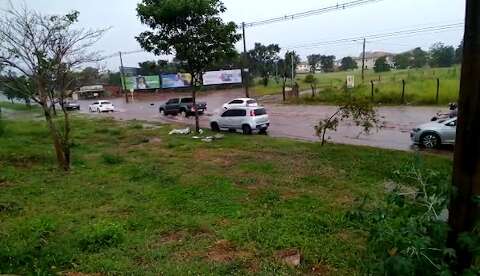 Chuva alaga avenida e deixa motoristas "ilhados" na Cônsul Assaf Trad