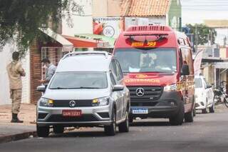 Carro da funerária e da viatura dos bombeiros em frente à casa. (Foto: Henrique Kawaminami)