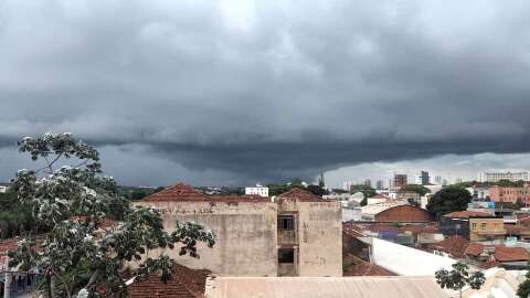 Céu fechado anuncia chegada de temporal previsto para Campo Grande