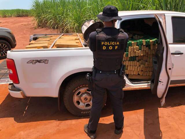 Traficante foge a p&eacute; e abandona caminhonete &quot;recheada&quot; com 1 tonelada de maconha