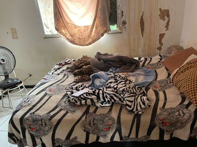 Abandonadas pela m&atilde;e em meio &agrave; sujeira, irm&atilde;s estavam h&aacute; 24h sem comer 