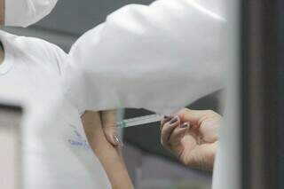 Moradora sendo vacinada contra a covid-19 na Capital. (Foto: Marcos Maluf) 