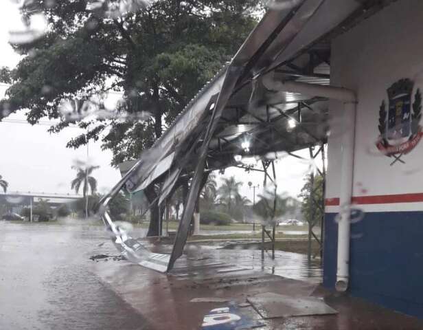 Chove forte em Ponta Por&atilde; desde a madrugada e temporal provoca estragos