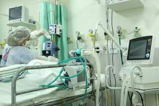 Paciente sendo tratando na UTI de hospital na Capital. (Foto: Kísie Ainoã) 