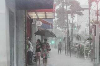 Centro em dia de chuva forte na Capital. (Foto: Marcos Maluf)