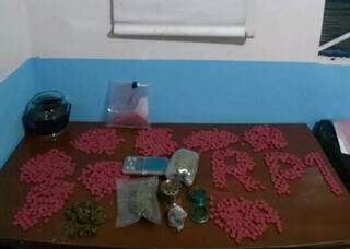 Comprimidos de ecstasy e porções de maconha apreendidos com o traficante. (Foto: Polícia Militar) 