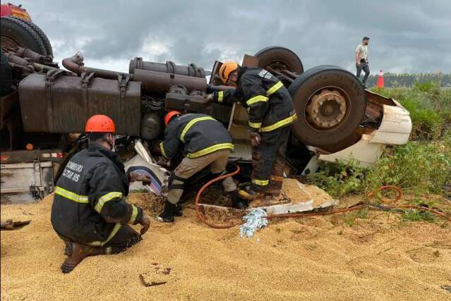 Carreta com soja tomba, mata motorista e resgate de corpo dura 4h30 