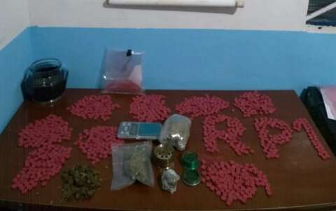 Dedurado por cliente, traficante é preso com mais de mil comprimidos de ecstasy