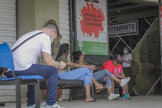 Moradores aguardando atendimento no Memorial da Cultura Apolônio de Carvalho onde o mutirão está sendo realizado. (Foto: Marcos Maluf) 