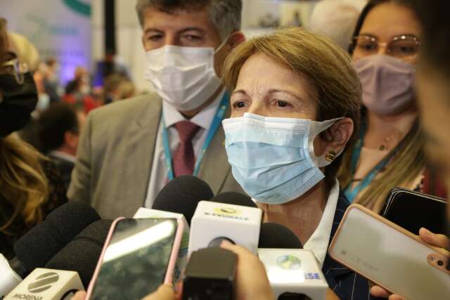 Ministra vem a MS entregar contratos de cr&eacute;ditos a moradores de assentamento