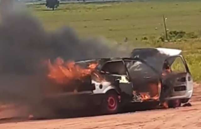 Carro fica destru&iacute;do ap&oacute;s pegar fogo em Ivinhema 