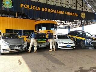 Veículos e drogas apreendidos com o trio de traficantes (Foto: Divulgação)