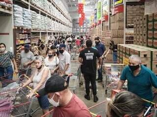 Clientes fazendo compras em atacarejo de Campo Grande. (Foto: Henrique Kawaminami)