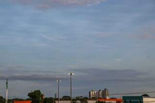 Capital amanheceu com céu encoberto por nuvens nesta sexta-feira. (Foto: Henrique Kawaminami)