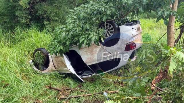 Carro com deputada de MS aquaplana e capota na BR-262
