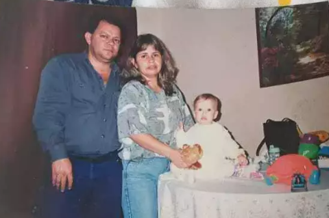 Foto de 1997 fica na pele da filha, que há 6 anos, perdeu abraço do pai